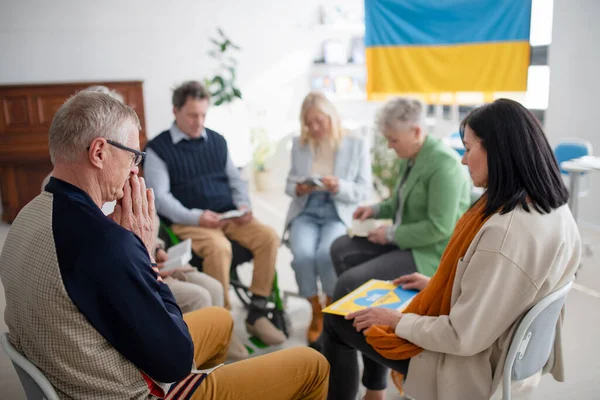 Ομάδα ηλικιωμένων προσεύχεται για την Ουκρανία μαζί στο κέντρο της κοινότητας εκκλησία. — Φωτογραφία Αρχείου