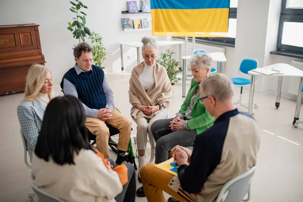 Група літніх людей, які моляться за Україну разом у церковний громадський центр.. — стокове фото