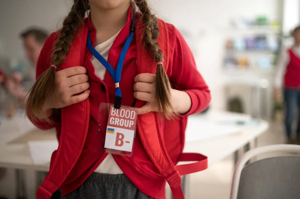 Okulda kan grubu etiketi olan liseli kız, Ukrayna savaş konsepti.. — Stok fotoğraf
