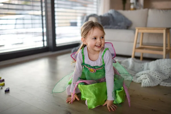 Niña en traje de hadas jugando en casa. — Foto de Stock