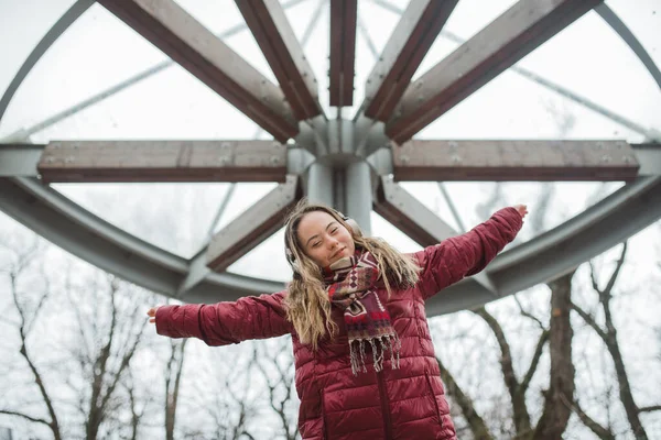 Mujer joven y feliz con síndrome de Down escuchando música en la ciudad en invierno —  Fotos de Stock