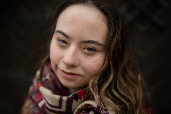 Närbild av ung kvinna med Down syndrom tittar på kameran på svart bakgrund — Stockfoto
