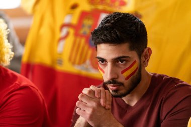 Stadyumdaki canlı futbol maçında İspanyol milli takımını destekleyen heyecanlı futbol taraftarları.