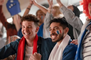 Fransız futbol taraftarları stadyumda takımlarının zaferini kutluyorlar.