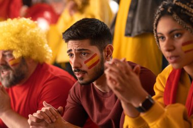 Stadyumda oynanan canlı futbol maçında İspanyol milli takımını destekleyen endişeli futbol taraftarları.