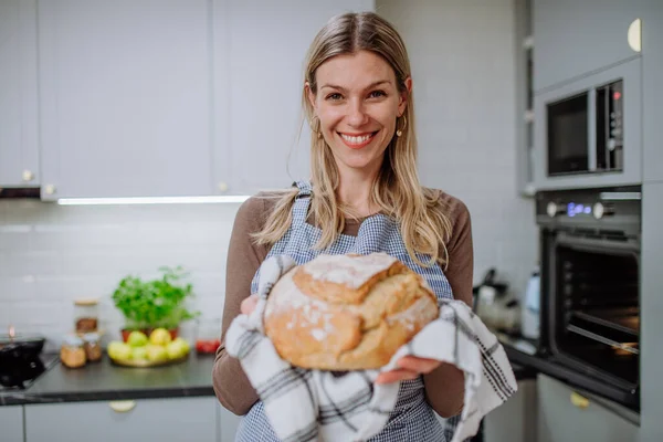 自家製のソースパンを持っている幸せな女性,家庭の概念で調理. — ストック写真