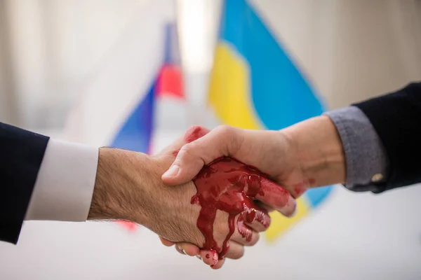 Представники України та Росії, що потиснули одне одному руки.. — стокове фото
