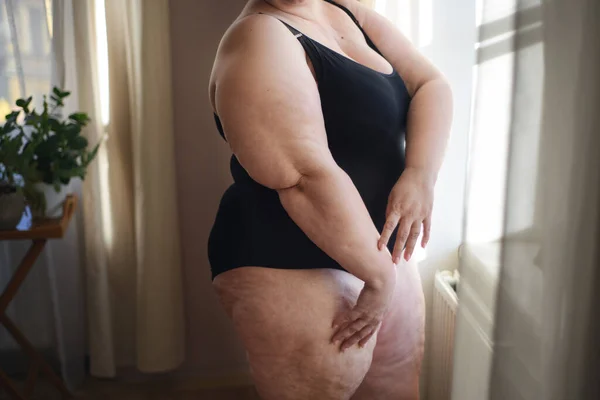 Midsection de mulher gorda em roupa interior sentado. — Fotografia de Stock