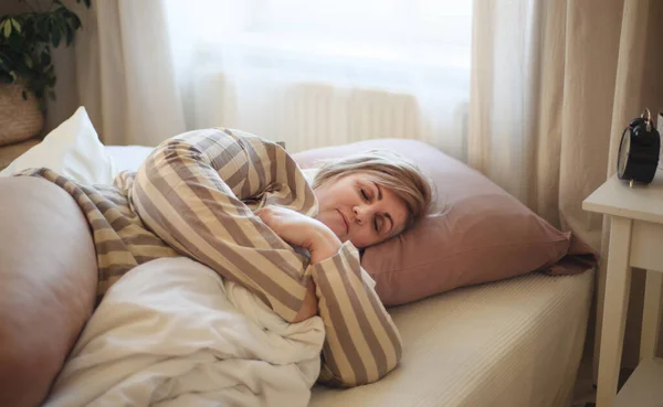 Mujer con sobrepeso durmiendo en la cama en casa. — Foto de Stock