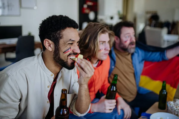 Nerviosos aficionados al fútbol amigos viendo la selección alemana en vivo partido de fútbol en la televisión en casa — Foto de Stock