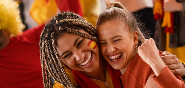 Los aficionados españoles celebran la victoria de sus equipos en el estadio. —  Fotos de Stock