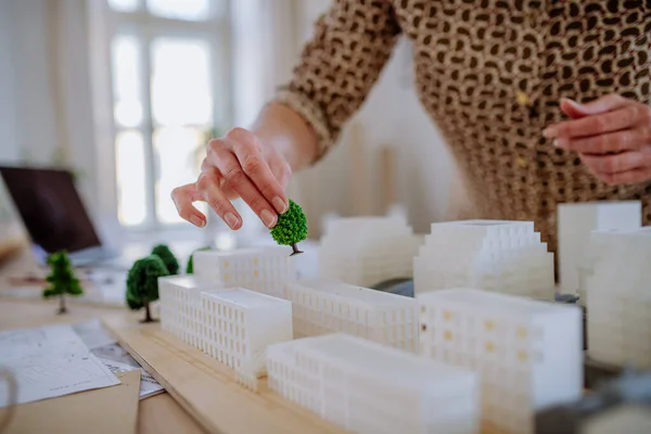 Närbild av kvinnlig arkitekt med modell av hus i kontor — Stockfoto