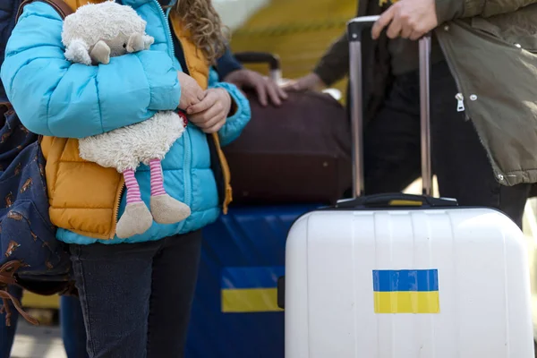 Detailní záběr ukrajinských imigrantů se zavazadly čekajících na nádraží, ukrajinský válečný koncept. — Stock fotografie