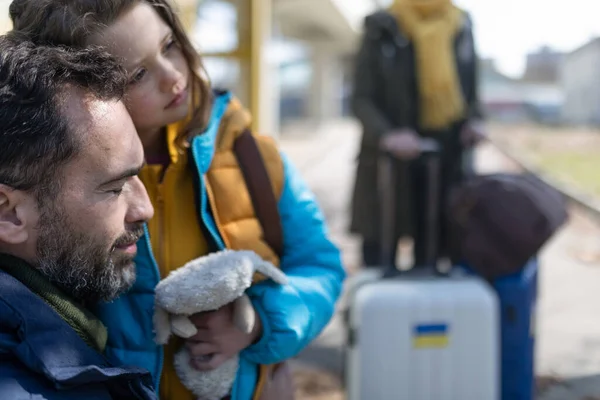 Primer plano de niña ucraniana abrazando a su padre y diciendo adiós antes de salir, concepto de guerra ucraniana. — Foto de Stock