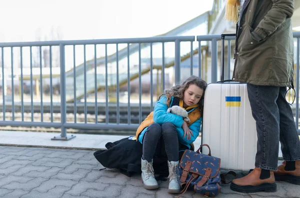 Imigrantes ucranianos tristes com bagagem esperando na estação ferroviária, conceito de guerra ucraniana. — Fotografia de Stock