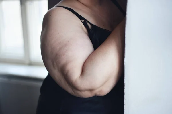 Corte de mulher gorda solitária em roupa interior em casa. — Fotografia de Stock