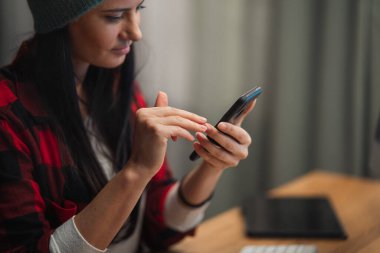 Mutlu kadın video editörü içeride yaratıcı ofis stüdyosunda çalışıyor..