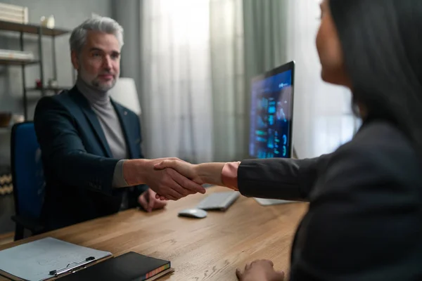 Finanzberater schüttelt seinem Mandanten im Büro die Hand. — Stockfoto