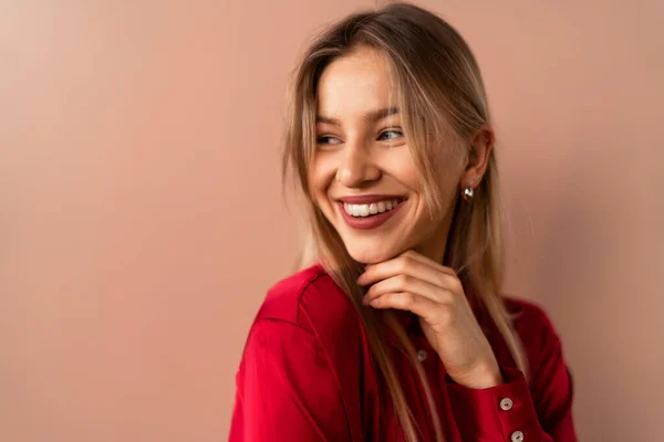 Fashion studio portrait of a happy young blonde woman posing over pink background. — Stock Photo, Image
