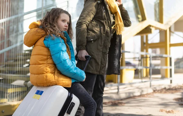 Primer plano de inmigrantes ucranianos con equipaje esperando en la estación de tren, concepto de guerra ucraniana. — Foto de Stock