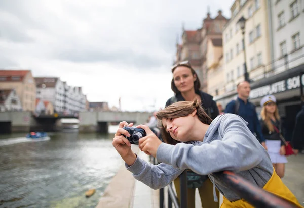 Portret van een gelukkig, jong toeristisch meisje dat foto 's maakt met camera in de stad. — Stockfoto