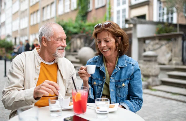 Πορτρέτο του ευτυχισμένου ηλικιωμένου ζευγαριού κάθεται και καφέ σε εξωτερικούς χώρους στο καφέ. — Φωτογραφία Αρχείου