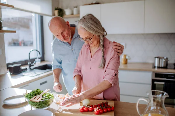 Felice coppia di anziani cucinare insieme a casa. — Foto Stock