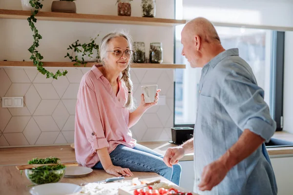 Glada äldre par matlagning tillsammans hemma. — Stockfoto