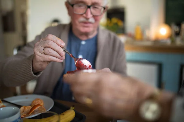 Primer plano del hombre mayor disfrutando del desayuno en el centro de atención a hogares de ancianos. — Foto de Stock