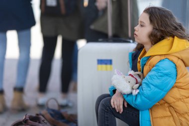 Ukraynalı üzgün göçmen çocuk tren istasyonunda bekliyor, Ukrayna savaş konsepti..
