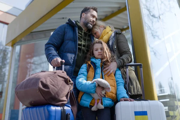 Familia de refugiados ucranianos con equipaje en la estación de tren juntos, concepto de guerra ucraniana. —  Fotos de Stock