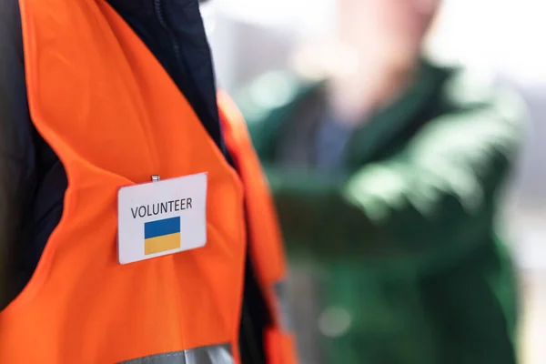 Voluntário registrando refugiados ucranianos na estação de trem, close-up — Fotografia de Stock