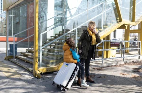 Primer plano de inmigrantes ucranianos con equipaje esperando en la estación de tren, concepto de guerra ucraniana. — Foto de Stock