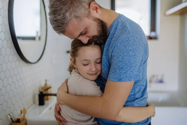 Ayah memeluk putri kecilnya di kamar mandi. — Stok Foto