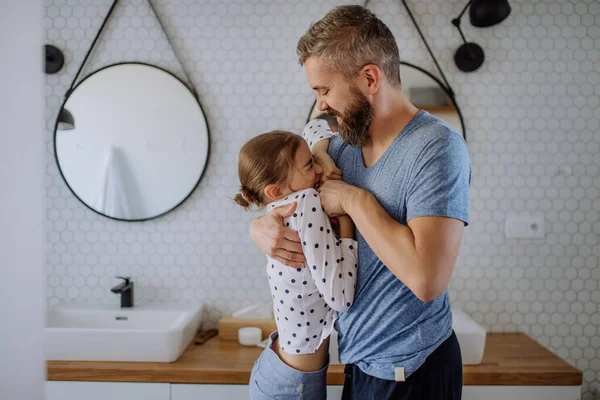 Father having fun with his little daughter in bathroom. — стоковое фото