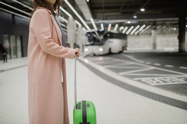 Női utazó turista vár poggyász a buszpályaudvaron, vágott ki. — Stock Fotó