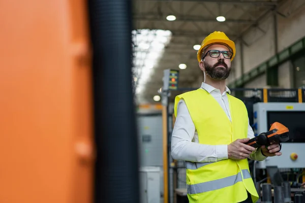Automation engineer holding scanner in industrial in factory. — Foto de Stock