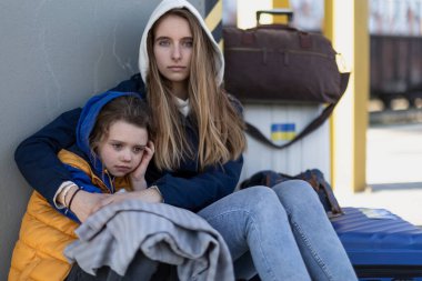 Depresyondaki Ukraynalı göçmenler tren istasyonunda oturup bekliyorlar..