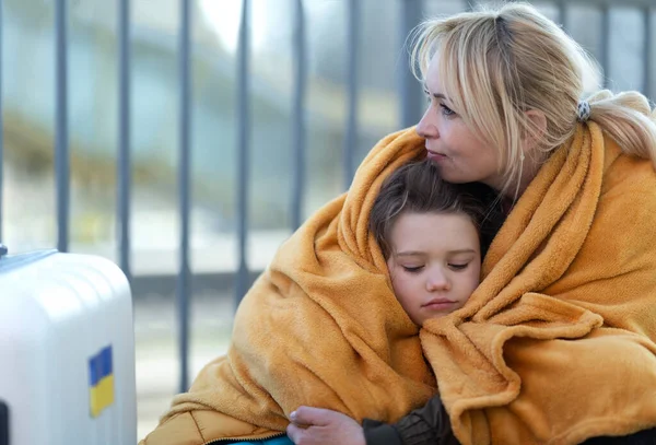 Deprimidos inmigrantes ucranianos sentados y esperando en la estación de tren. — Foto de Stock