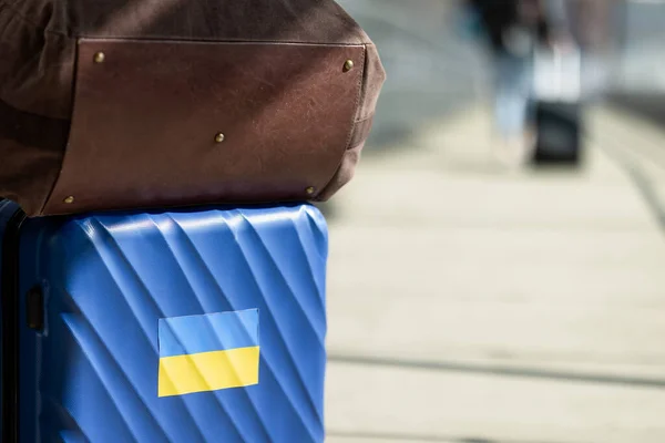 Suitcase on railway. Stand with Ukraine. Ukrainian people leaving from the war. Ukrainian refugees concept. — Foto de Stock