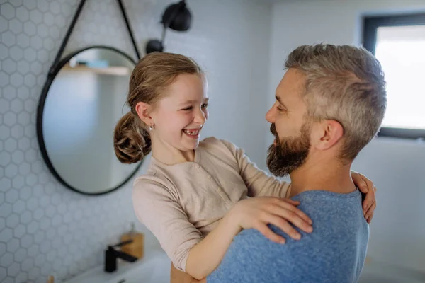 Father having fun with his little daughter in bathroom. — стоковое фото