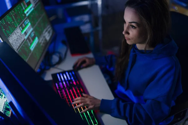 Mulher jovem hacker por computador no quarto escuro à noite, conceito cyberwar. — Fotografia de Stock