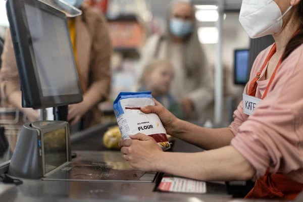 Pokladna ruce pokladní skenuje potraviny v supermarketu. — Stock fotografie