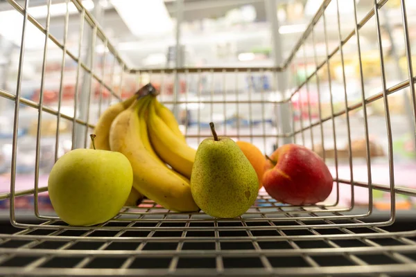 Owoce w wózku w supermarkecie, Koncepcja inflacji i recesji gospodarczej. — Zdjęcie stockowe