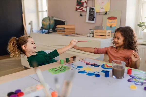 Felici bambine quadro pittura durante l'arte creativa e classe artigianale a scuola. — Foto Stock