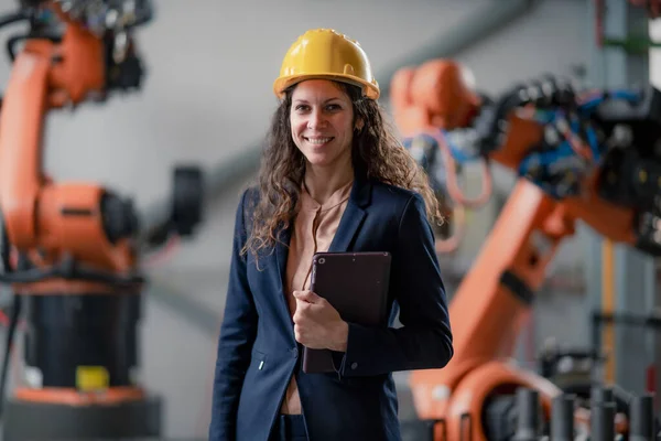 Αυτοματοποίηση γυναίκα μηχανικός με δισκίο για τον προγραμματισμό ρομποτικό βραχίονα στο εργοστάσιο. — Φωτογραφία Αρχείου