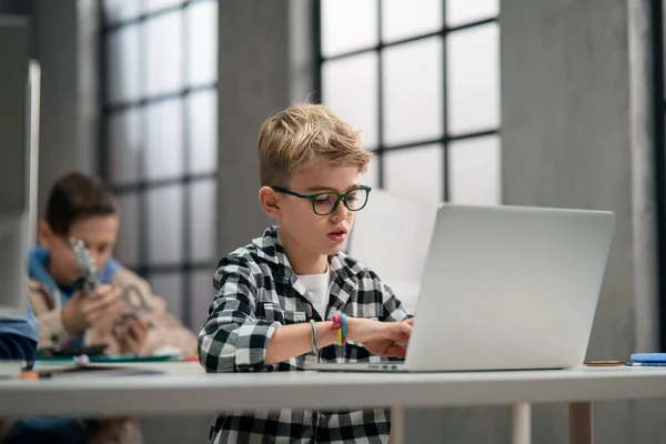 Шкільні діти використовують комп'ютер в класі в школі — стокове фото