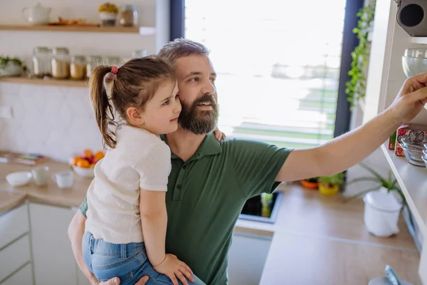 Little girl with her father in kitchen at home, daily chores concept. — Stock Photo, Image
