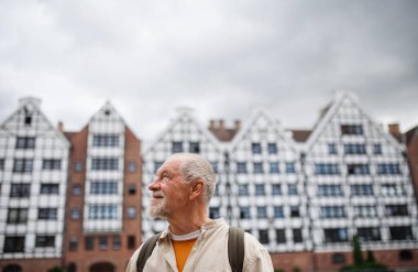 Kıdemli turist tarihi kenti geziyor..