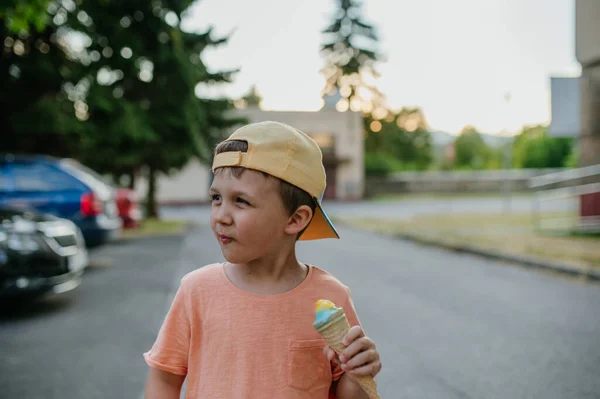 Pequeño niño lindo con helado al aire libre en verano —  Fotos de Stock